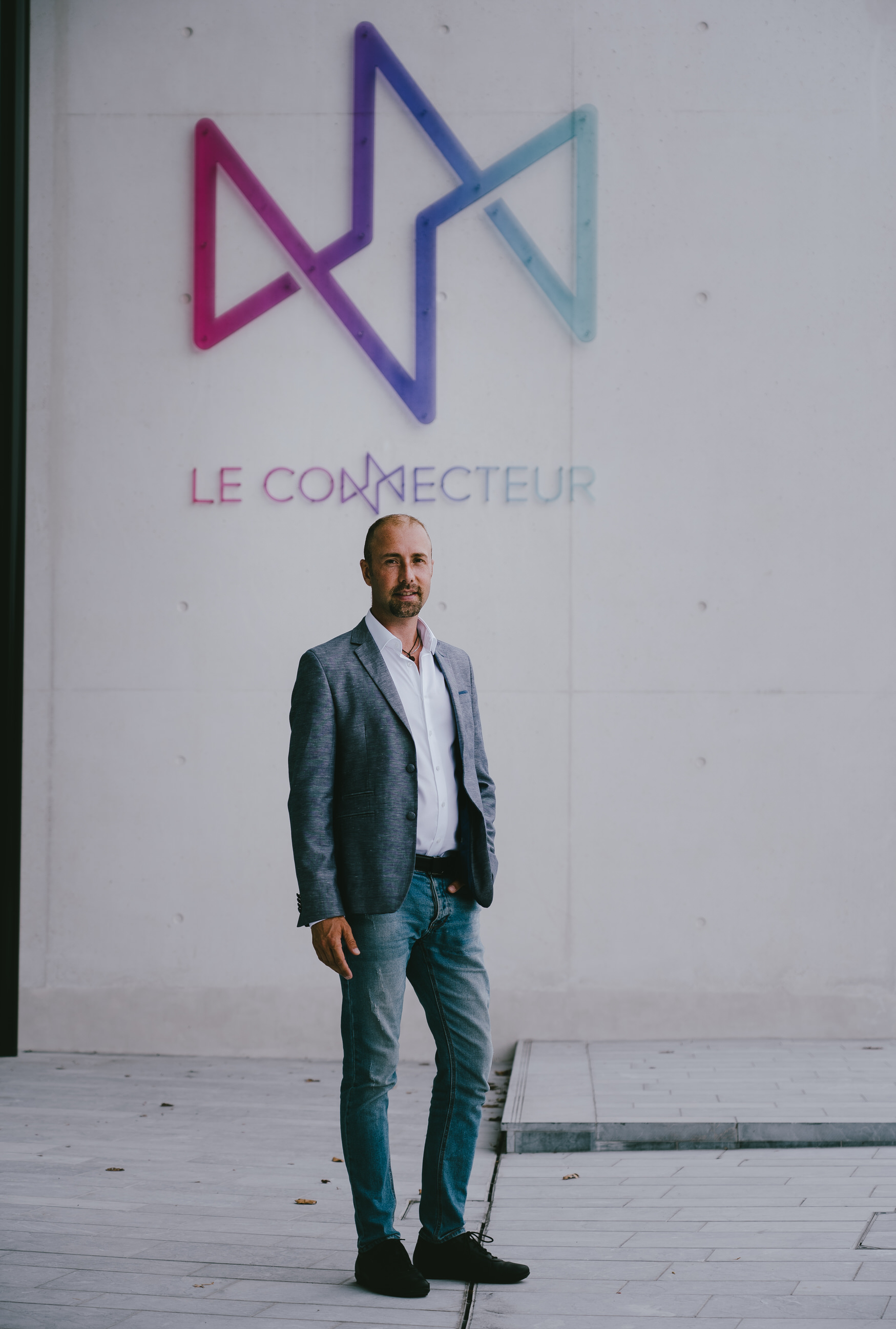 Marc Ménard presenting beside a screen